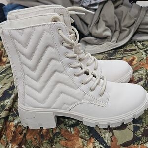 Sugar Cream Quilted Lace-Up Women's Boots Sz 9.5